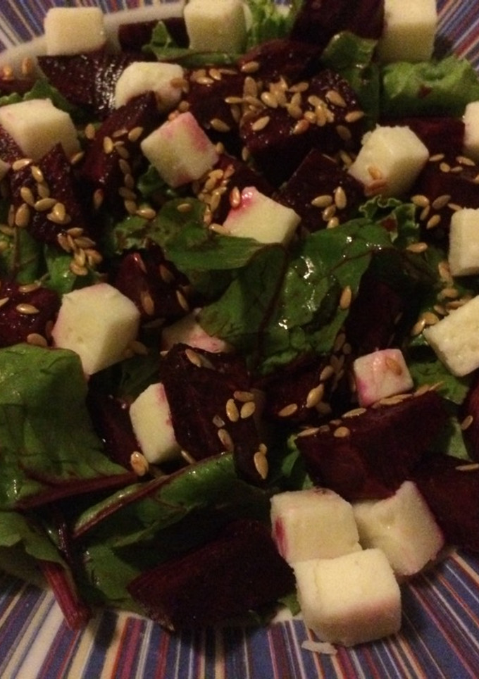 Una foto de Ensalada de remolacha, kale y queso de cabra