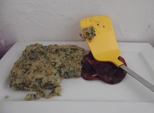 Una foto de Tamal de quelites y betabel frito