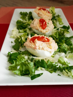 Una foto de Huevos rellenos de surimi