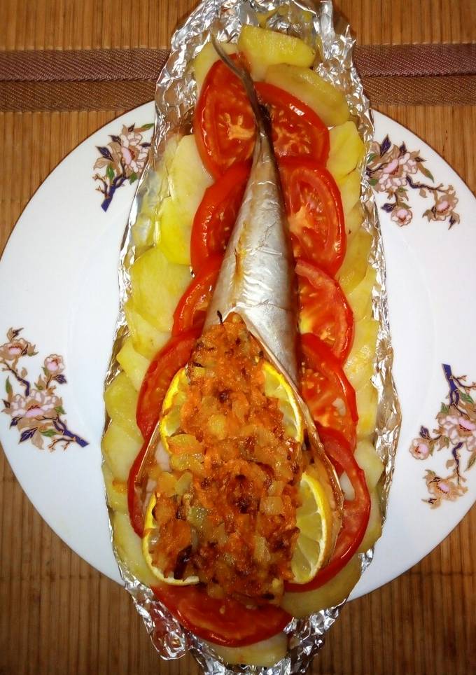 Скумбрия, запеченая с овощами