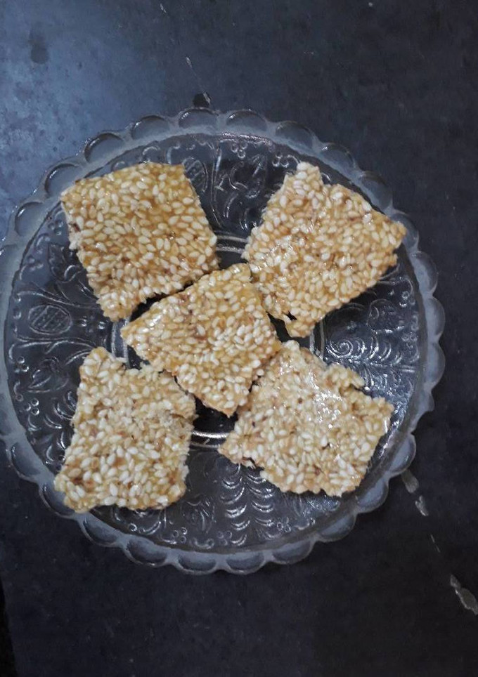 तिल चिक्की (Till chikki recipe in hindi) रेसिपी मुख्य फोटो