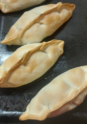 Una foto de Empanadas de tofu marinado y papas al horno