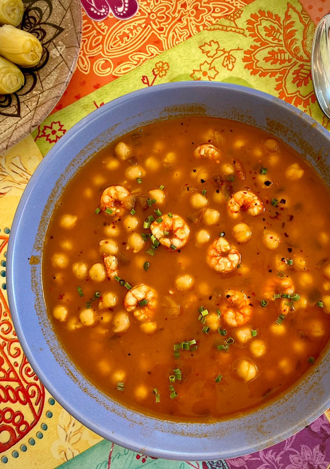 Una foto de Garbanzos con gambas