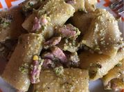 Una foto di pasta con speck e pistacchio