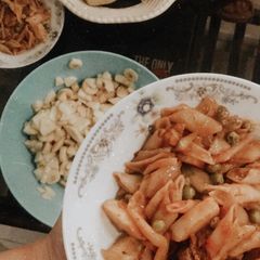 A picture of Red sauce pasta with vegetables.