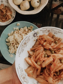 A picture of Red sauce pasta with vegetables.