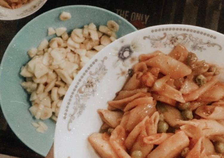 Red sauce pasta with vegetables