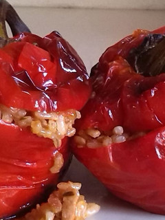Una foto de Pimientos rojos rellenos de arroz