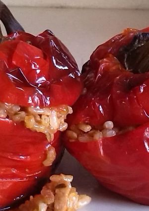 Una foto de Pimientos rojos rellenos de arroz