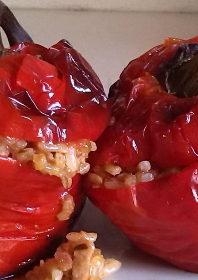 Una foto de Pimientos rojos rellenos de arroz