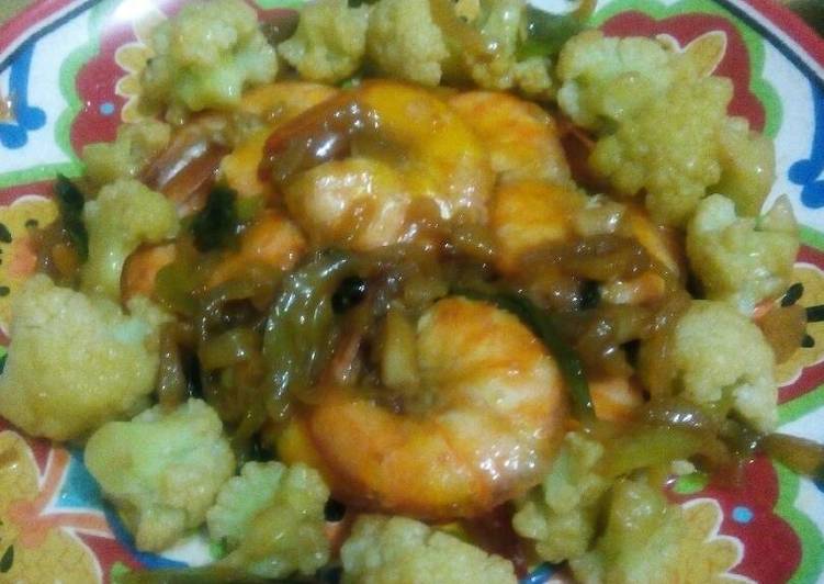 Bagaimana Menyiapkan Udang Goreng Saus Mentega, Enak