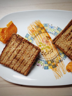 ચીઝ ગ્રીલ સેન્ડવીચ (Cheese Grill Sandwich Recipe In Gujarati) રેસીપી મુખ્ય ફોટો
