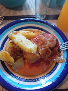 Una foto de Tilapia al horno con Papas a la mantequilla con romero