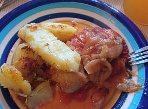 Una foto de Tilapia al horno con Papas a la mantequilla con romero