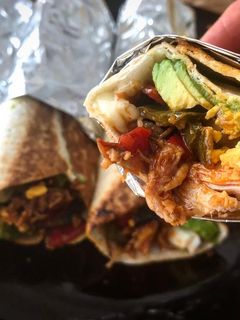 Una foto de Burritos picantes de pollo deshilachado