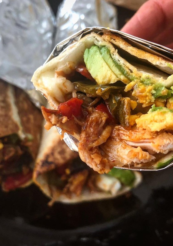 Una foto de Burritos picantes de pollo deshilachado