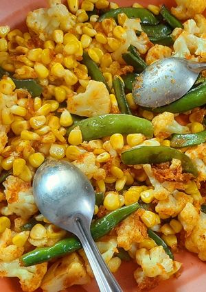 A picture of Roasted Cauliflower Sweetcorn Papdi sabji.