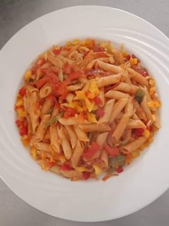 صورة لوصفة معكرونه بصوص الطماطم والخضار