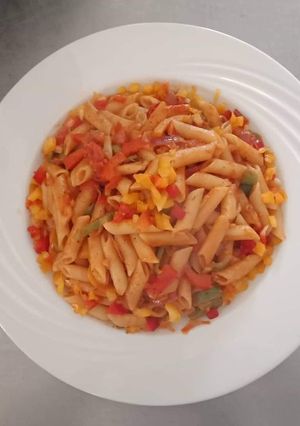 صورة لوصفة معكرونه بصوص الطماطم والخضار