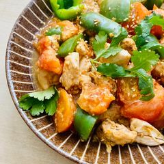 A picture of Carbless Oyako Don with tomatoes and green peppers.