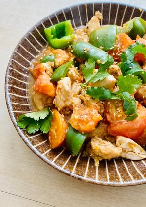A picture of Carbless Oyako Don with tomatoes and green peppers.