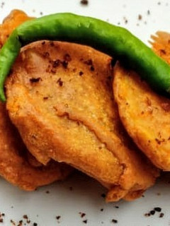 A picture of Aloo pakoda.