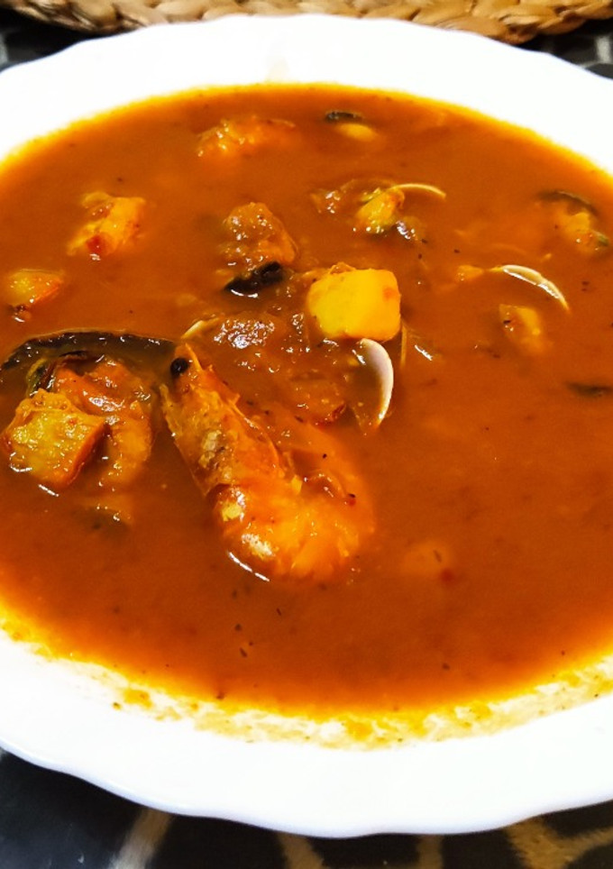 Una foto de Sopa de marisco con (Cúrcuma y  Jengibre)