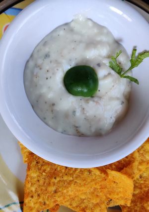 A picture of White pasta sauce.