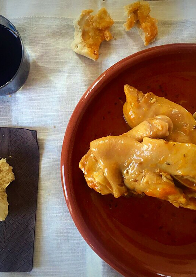 Una foto de Manitas de cerdo en salsa