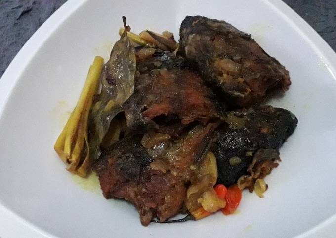 Resep Ikan Mas goreng bumbu kuning yang Enak Banget