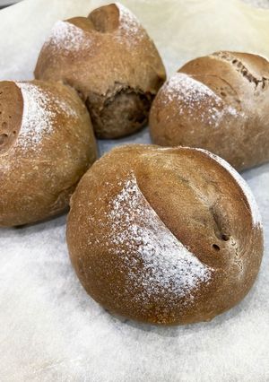 Una foto de Pan de masa madre de Hojicha