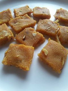 मेंगो सूजी(रवा)बर्फी (Mango suji /rava barfi recipe in hindi) रेसिपी मुख्य फोटो