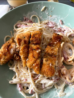 Una foto de Spagettis a la carbonara con pollo