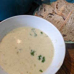 A picture of Creamy leek and potato soup.