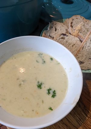 A picture of Creamy leek and potato soup.