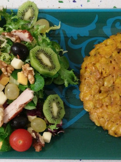Una foto de Tortilla de camarones y ensalada mixta