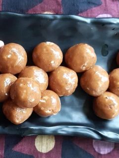 शेंगदाण्याचे लाडू (Shengdana Ladoo Recipe In Marathi) रेसिपी चे मुख्य फोटो 