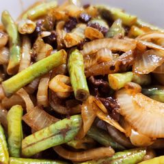 Mushroom sauce long bean with onion A picture of Mushroom sauce long bean with onion.