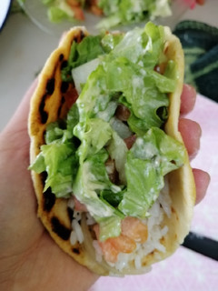 Una foto de Tacos de pollo, carne y ensalada