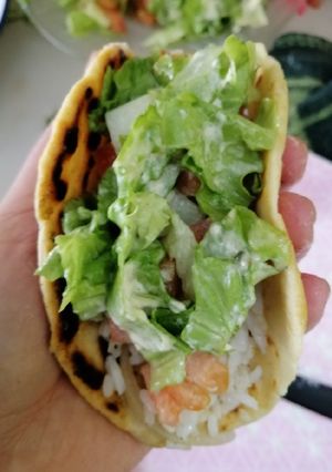 Una foto de Tacos de pollo, carne y ensalada
