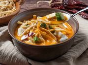 Una foto de sopa de tortilla