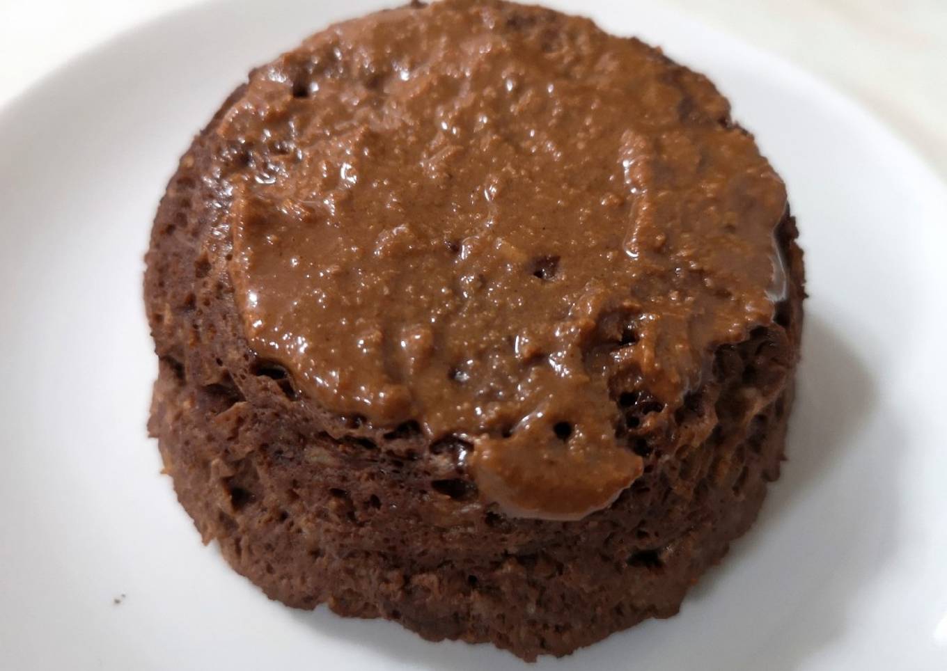 Mug cake saludable de plátano y cacao
