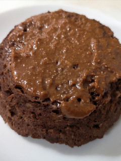Una foto de Mug cake saludable de plátano y cacao