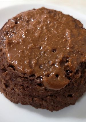 Una foto de Mug cake saludable de plátano y cacao
