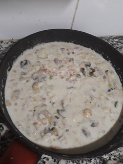 Una foto de Salsa blanca con bacon y champiñones