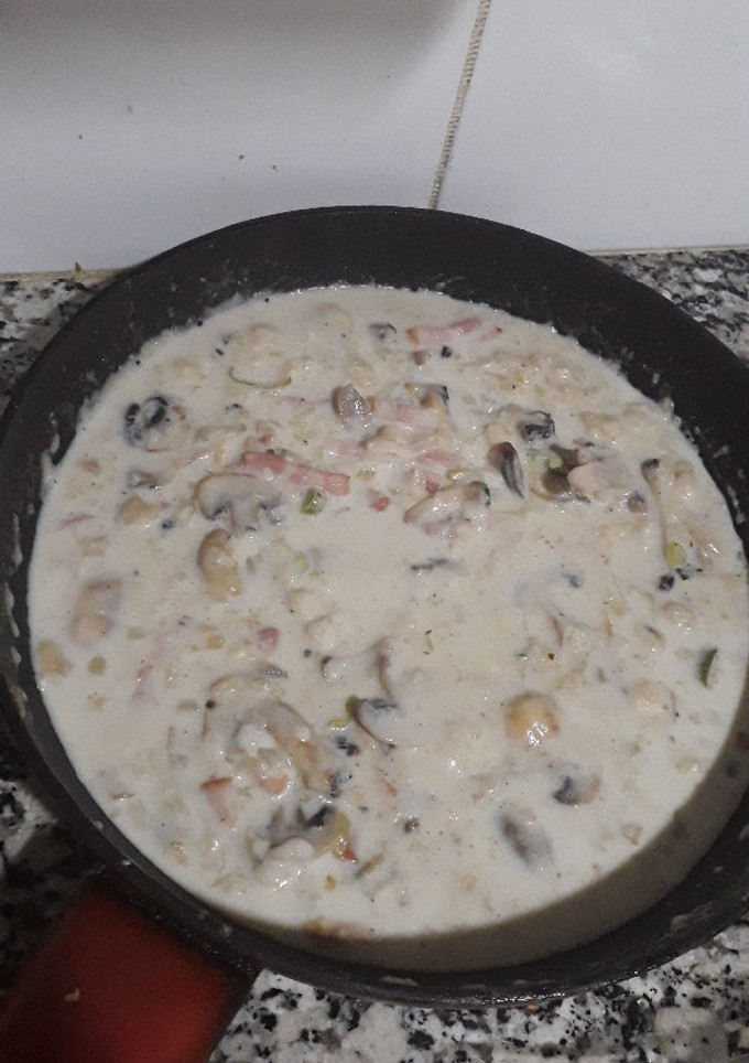 Una foto de Salsa blanca con bacon y champiñones