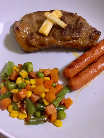 Langkah Gampang Menyiapkan Resep Steak with Barbeque Sauce (Bisa dengan sosis dan butter rice) yang  Bikin Ketagihan Anti Ribet, Lezat Sekali