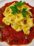 Farfalle de limón con salsa de tomate