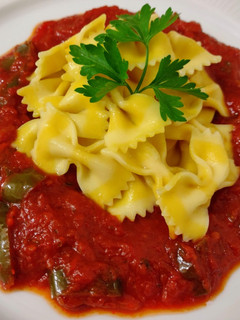 Una foto de Farfalle de limón con salsa de tomate