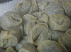 Una foto de Cappelletti casero relleno de carne y espinaca
